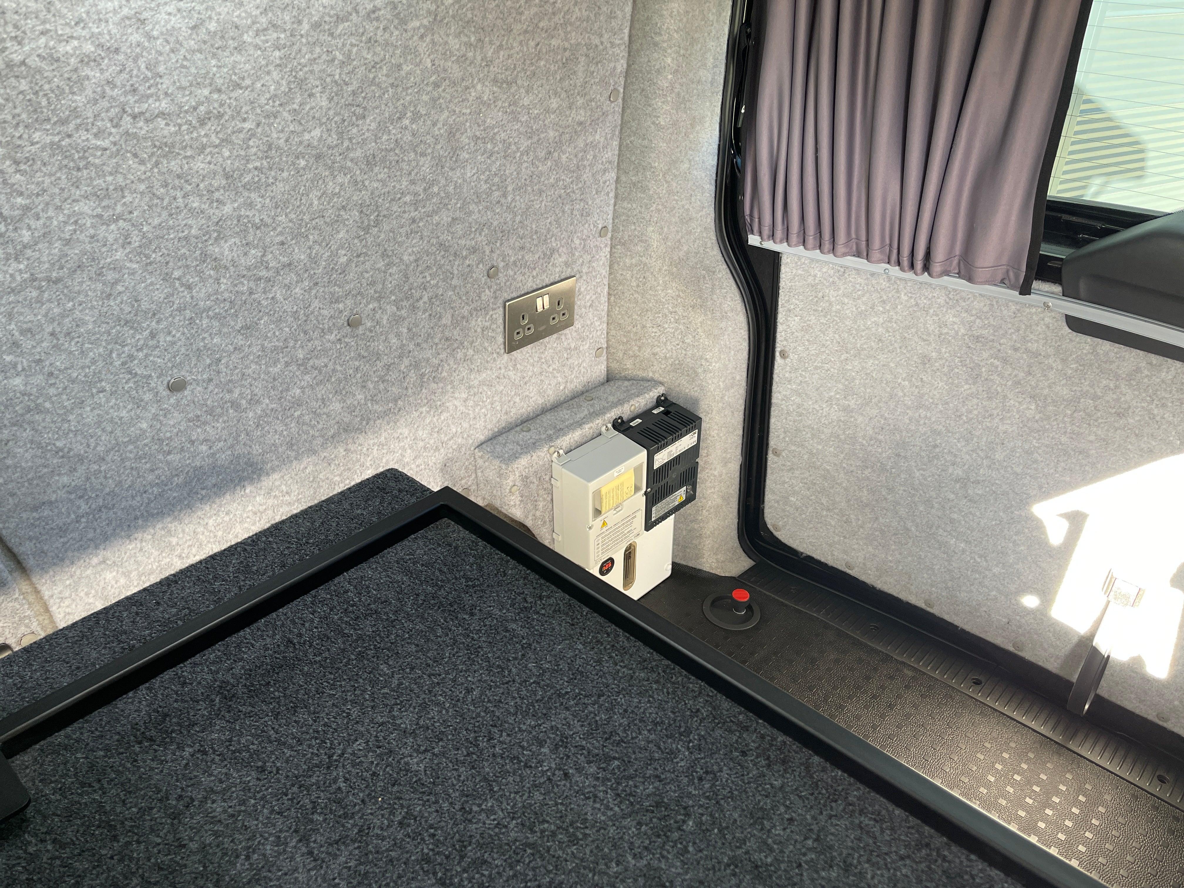 Volkswagen Transporter 2.0TDI (150ps) Kombi - Wildworx - Volkswagen Transporter 2.0TDI (150ps) Kombi