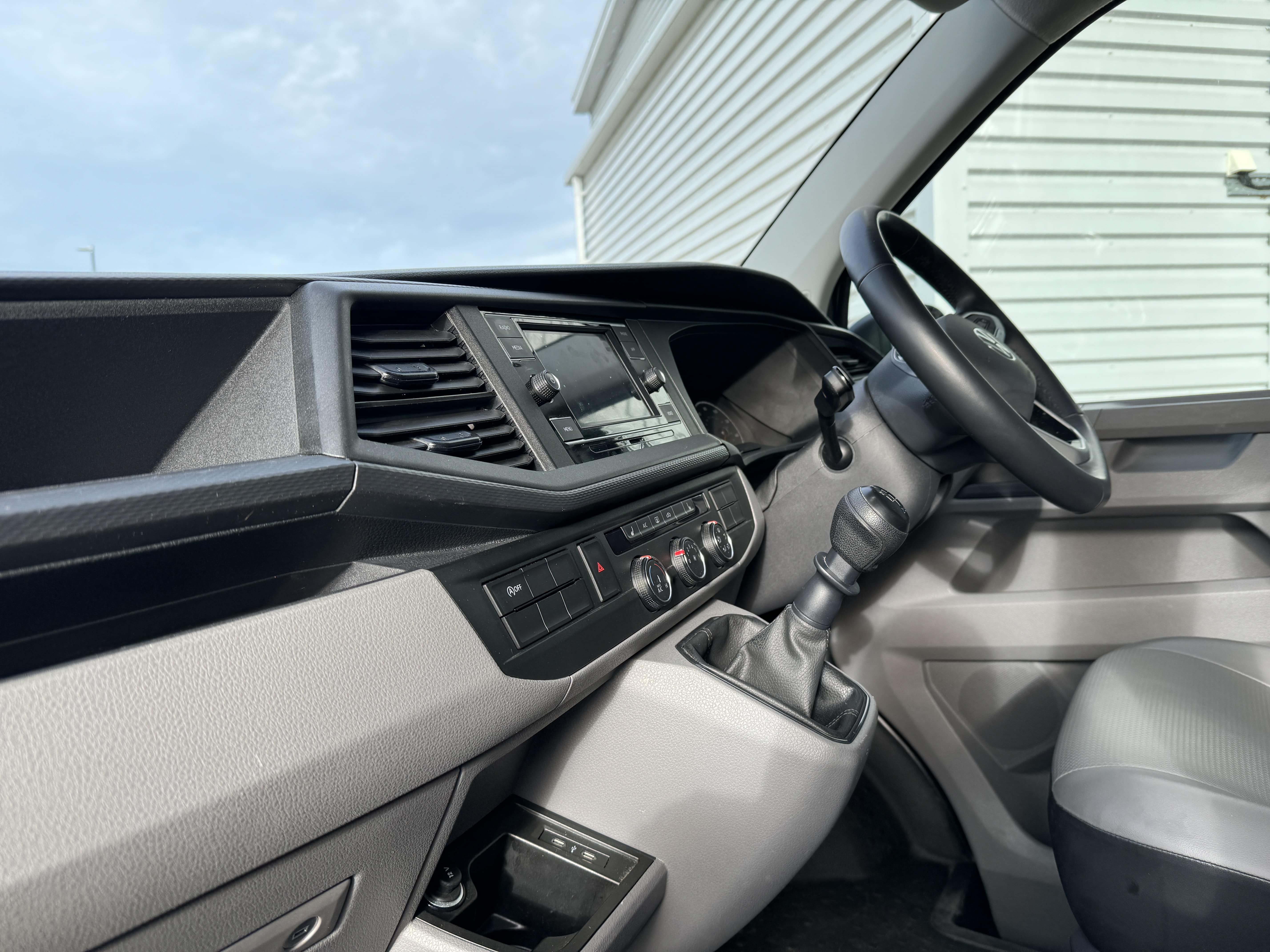 Volkswagen Transporter | 2.0 TDI T28 Manual SWB Euro 6 (150 ps) Day Van